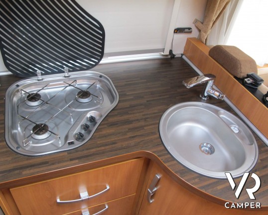 Hymer Tramp 612 CL - camper usato semintegrale 3 posti letto, dotato di veranda, retrocamera, antenna tv, climatizzatore. In visione alla sede ItaliaV