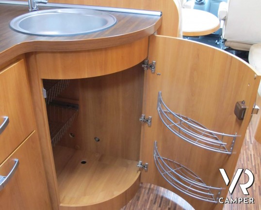 Hymer Tramp 612 CL - camper usato semintegrale 3 posti letto, dotato di veranda, retrocamera, antenna tv, climatizzatore. In visione alla sede ItaliaV