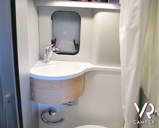 Hymer Van 600 FREE - camper furgonato nuovo modello 2020, con letto sul tetto sollevabile, su motore 160 cv - camper in vendita da ItaliaVR a Torino