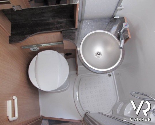 Knaus SkyWave 650 MG - camper semintegrale usato, semintegrale recente del 2016, su meccanica Ducato 130 CV, dotato di veranda, retrocamera, sensori