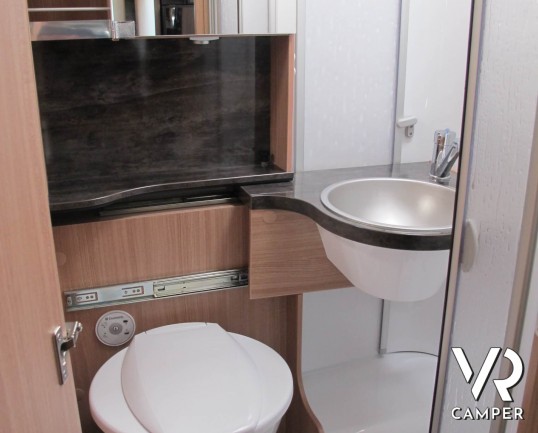 Knaus SkyWave 650 MG - camper semintegrale usato, semintegrale recente del 2016, su meccanica Ducato 130 CV, dotato di veranda, retrocamera, sensori