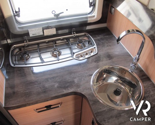 Knaus SkyWave 650 MG - camper semintegrale usato, semintegrale recente del 2016, su meccanica Ducato 130 CV, dotato di veranda, retrocamera, sensori