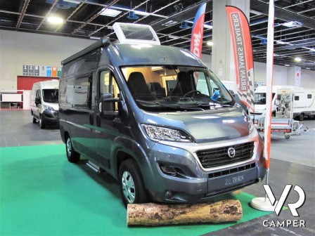 Carado Vlow 540: camper furgonato nuovo con letto matrimoniale trasversale in coda, garage e generosi vani di stivaggio. Su meccanica Fiat Ducato 140