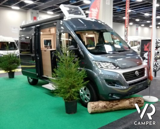 Carado Vlow 540: camper furgonato nuovo con letto matrimoniale trasversale in coda, garage e generosi vani di stivaggio. Su meccanica Fiat Ducato 140