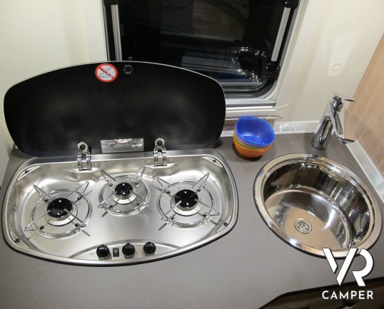 Burstner Travel Van 620 - Nuovo modello camper semintegrale in versione compatta, grazie al design esterno del cupolino dalla forma slanciata che conf