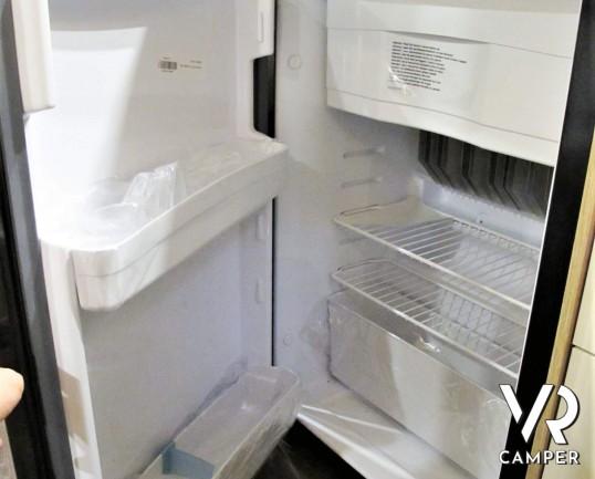 Burstner Travel Van 620 - Nuovo modello camper semintegrale in versione compatta, grazie al design esterno del cupolino dalla forma slanciata che conf