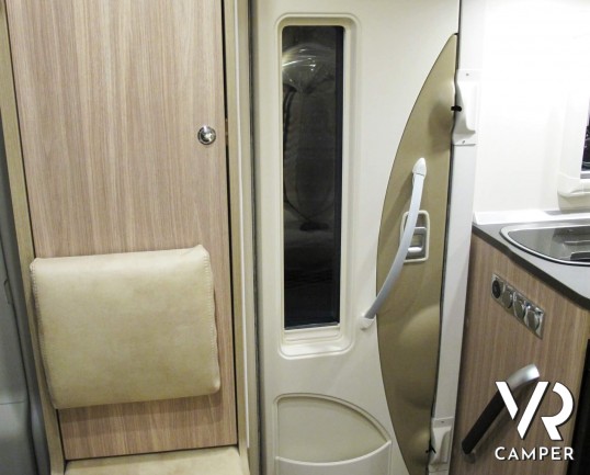 Burstner Travel Van 620 - Nuovo modello camper semintegrale in versione compatta, grazie al design esterno del cupolino dalla forma slanciata che conf