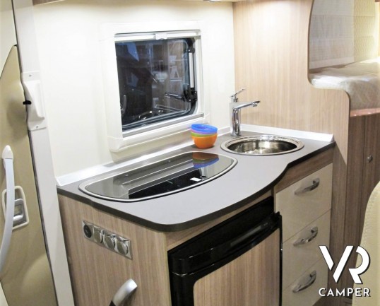 Burstner Travel Van 620 - Nuovo modello camper semintegrale in versione compatta, grazie al design esterno del cupolino dalla forma slanciata che conf