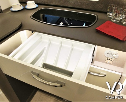 Burstner Lyseo TD Privilège 680 - camper semintegrale con letto basculante, dinette apribile, bagno con doccia separata, senza barriere architettonich