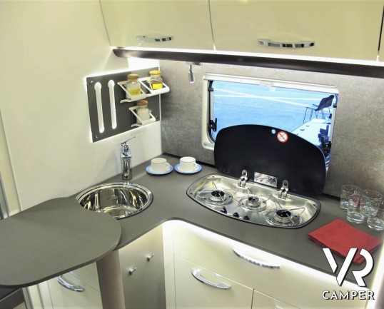 Burstner Lyseo TD Privilège 680 - camper semintegrale con letto basculante, dinette apribile, bagno con doccia separata, senza barriere architettonich