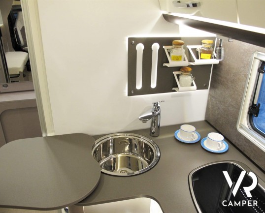 Burstner Lyseo TD Privilège 680 - camper semintegrale con letto basculante, dinette apribile, bagno con doccia separata, senza barriere architettonich