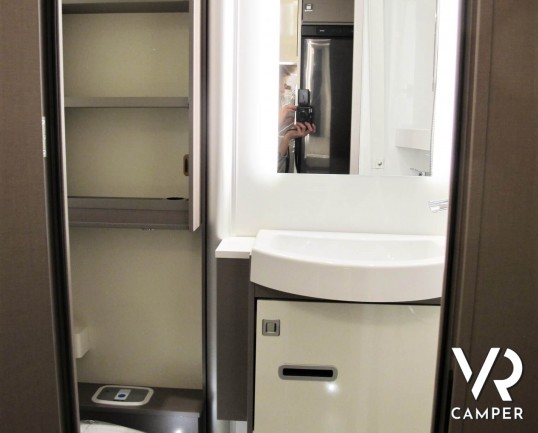 Burstner Lyseo TD Privilège 690 - camper semintegrale con letti gemelli e garage, cucina a L, oblò panoramico, doppio pavimento