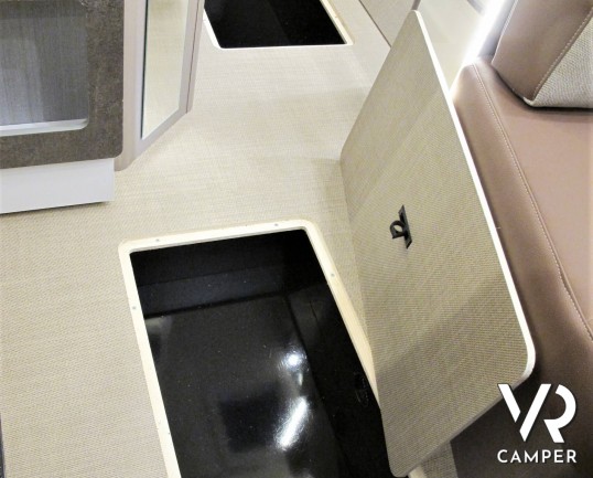 Burstner Lyseo TD Privilège 690 - camper semintegrale con letti gemelli e garage, cucina a L, oblò panoramico, doppio pavimento