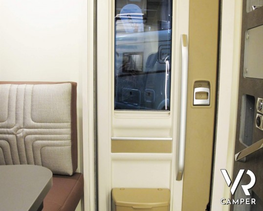 Burstner Lyseo TD Privilège 690 - camper semintegrale con letti gemelli e garage, cucina a L, oblò panoramico, doppio pavimento