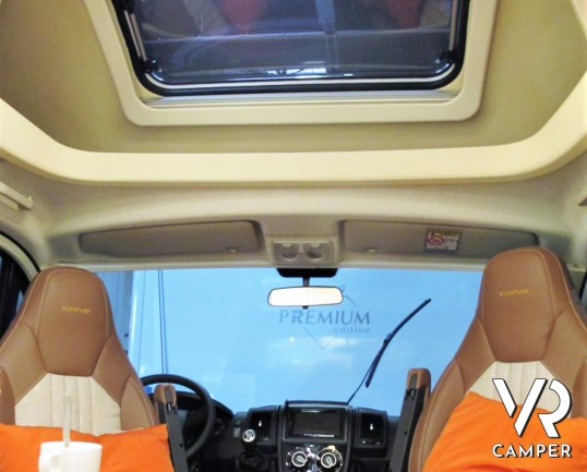 Burstner Lyseo TD Privilège 690 - camper semintegrale con letti gemelli e garage, cucina a L, oblò panoramico, doppio pavimento