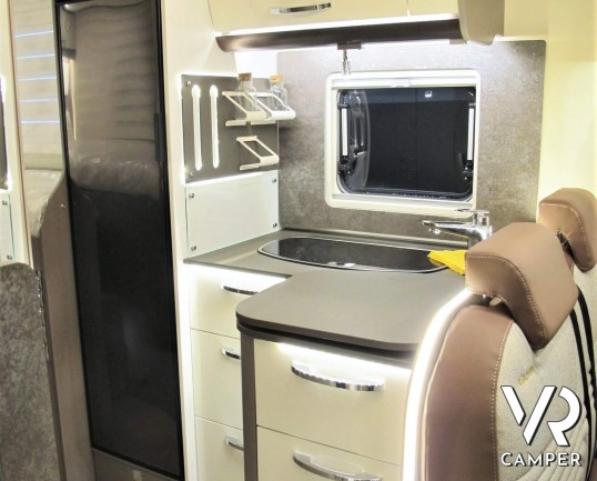 Burstner Lyseo TD Privilège 690 - camper semintegrale con letti gemelli e garage, cucina a L, oblò panoramico, doppio pavimento