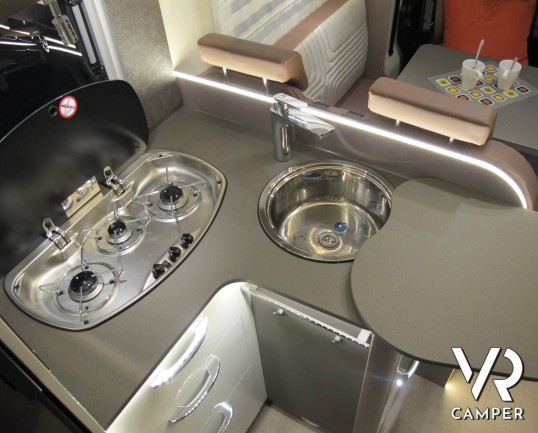 Burstner Lyseo TD Privilège 690 - camper semintegrale con letti gemelli e garage, cucina a L, oblò panoramico, doppio pavimento