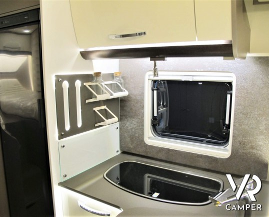 Burstner Lyseo TD Privilège 690 - camper semintegrale con letti gemelli e garage, cucina a L, oblò panoramico, doppio pavimento