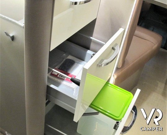 Burstner Lyseo TD Privilège 690 - camper semintegrale con letti gemelli e garage, cucina a L, oblò panoramico, doppio pavimento