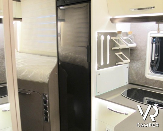 Burstner Lyseo TD Privilège 690 - camper semintegrale con letti gemelli e garage, cucina a L, oblò panoramico, doppio pavimento