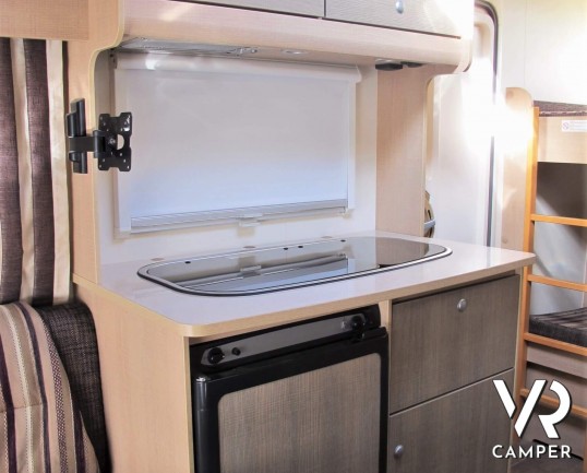 Burstner Premio 385: roulotte caravan 4 posti, con letti a castello, dotata di veranda, tendalino e moover. In visione alla sede ItaliaVR a Druento To