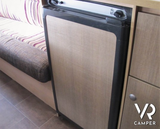 Burstner Premio 385: roulotte caravan 4 posti, con letti a castello, dotata di veranda, tendalino e moover. In visione alla sede ItaliaVR a Druento To