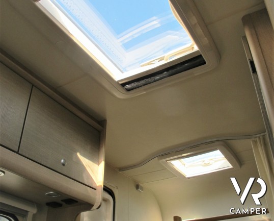 Burstner Premio 385: roulotte caravan 4 posti, con letti a castello, dotata di veranda, tendalino e moover. In visione alla sede ItaliaVR a Druento To