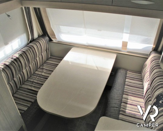 Burstner Premio 385: roulotte caravan 4 posti, con letti a castello, dotata di veranda, tendalino e moover. In visione alla sede ItaliaVR a Druento To