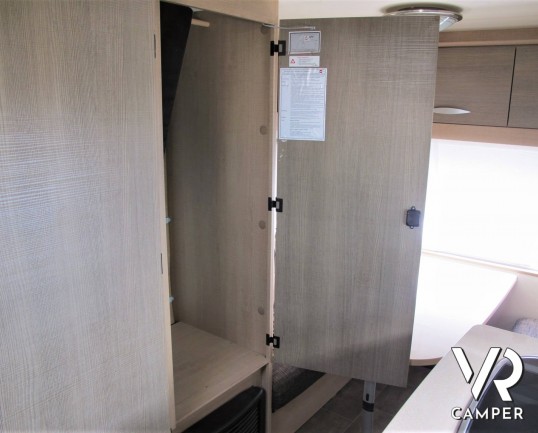 Burstner Premio 385: roulotte caravan 4 posti, con letti a castello, dotata di veranda, tendalino e moover. In visione alla sede ItaliaVR a Druento To