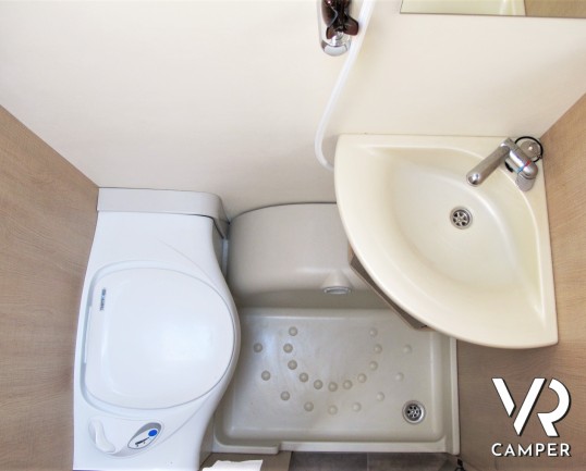 Burstner Premio 385: roulotte caravan 4 posti, con letti a castello, dotata di veranda, tendalino e moover. In visione alla sede ItaliaVR a Druento To