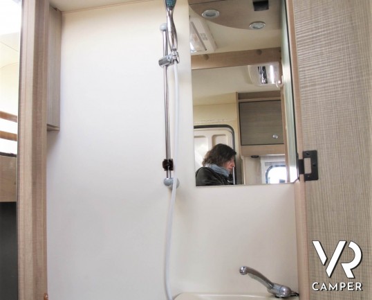 Burstner Premio 385: roulotte caravan 4 posti, con letti a castello, dotata di veranda, tendalino e moover. In visione alla sede ItaliaVR a Druento To