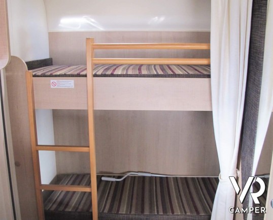 Burstner Premio 385: roulotte caravan 4 posti, con letti a castello, dotata di veranda, tendalino e moover. In visione alla sede ItaliaVR a Druento To