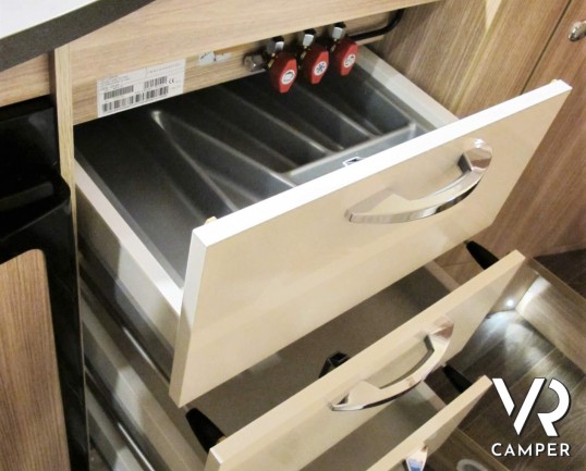 Burstner Travel Van 620 - Nuovo modello camper semintegrale in versione compatta, grazie al design esterno del cupolino dalla forma slanciata che conf