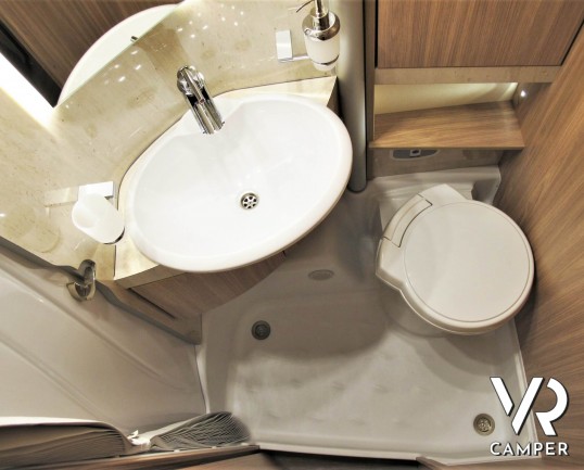 Burstner Travel Van 620 - Nuovo modello camper semintegrale in versione compatta, grazie al design esterno del cupolino dalla forma slanciata che conf