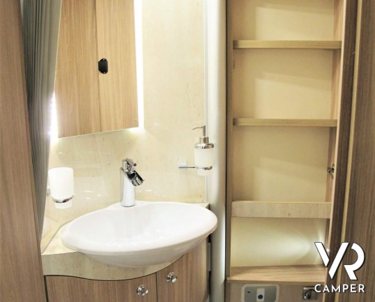 Burstner Travel Van 620 - Nuovo modello camper semintegrale in versione compatta, grazie al design esterno del cupolino dalla forma slanciata che conf