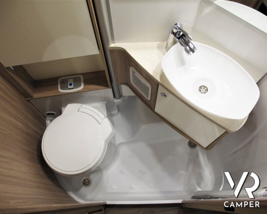 Burstner Twenty-20 - camper semintegrale con letto matrimoniale e doppio garage, su Fiat Ducato 140 cv_italiavr vendita camper torino druento