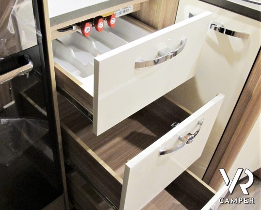 Burstner Twenty-20 - camper semintegrale con letto matrimoniale e doppio garage, su Fiat Ducato 140 cv_italiavr vendita camper torino druento