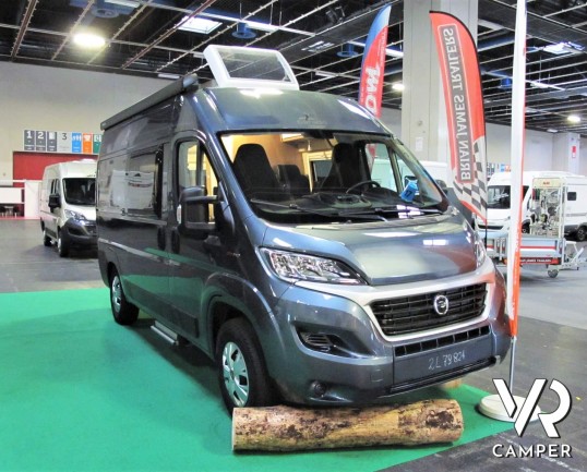 Carado Vlow 540: camper furgonato nuovo con letto matrimoniale trasversale in coda, garage e generosi vani di stivaggio. Su meccanica Fiat Ducato 140