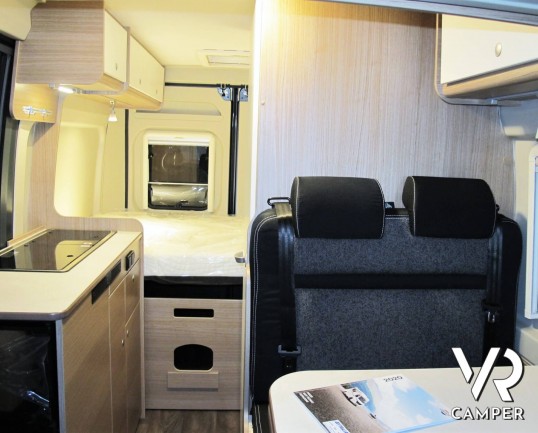 Carado Vlow 540: camper furgonato nuovo con letto matrimoniale trasversale in coda, garage e generosi vani di stivaggio. Su meccanica Fiat Ducato 140