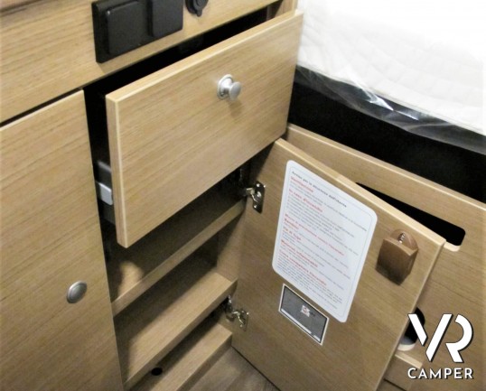 Carado Vlow 540: camper furgonato nuovo con letto matrimoniale trasversale in coda, garage e generosi vani di stivaggio. Su meccanica Fiat Ducato 140