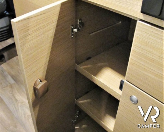 Carado Vlow 540: camper furgonato nuovo con letto matrimoniale trasversale in coda, garage e generosi vani di stivaggio. Su meccanica Fiat Ducato 140