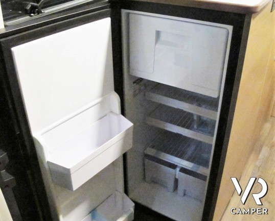 Carado Vlow 540: camper furgonato nuovo con letto matrimoniale trasversale in coda, garage e generosi vani di stivaggio. Su meccanica Fiat Ducato 140