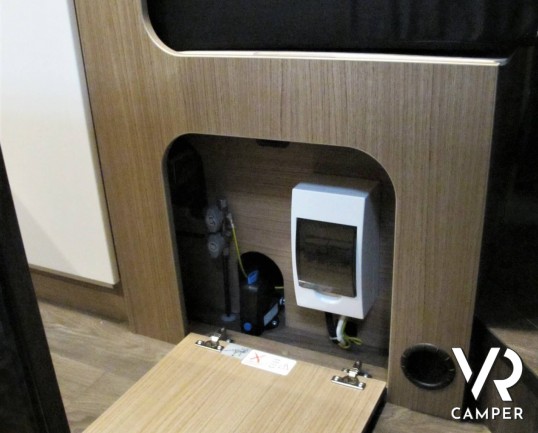 Carado Vlow 540: camper furgonato nuovo con letto matrimoniale trasversale in coda, garage e generosi vani di stivaggio. Su meccanica Fiat Ducato 140