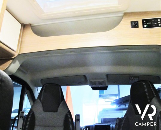 Carado Vlow 540: camper furgonato nuovo con letto matrimoniale trasversale in coda, garage e generosi vani di stivaggio. Su meccanica Fiat Ducato 140