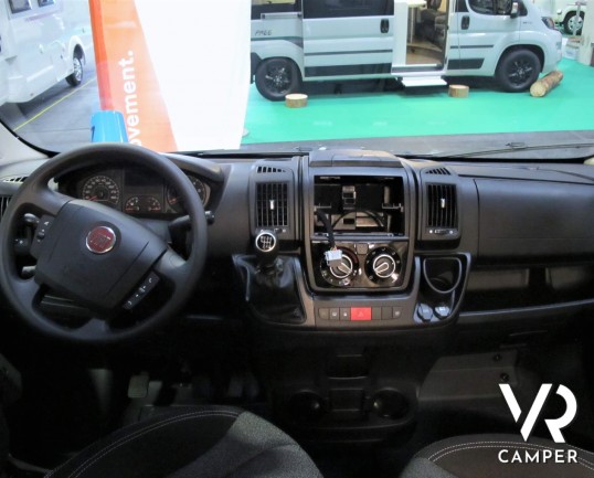 Carado Vlow 540: camper furgonato nuovo con letto matrimoniale trasversale in coda, garage e generosi vani di stivaggio. Su meccanica Fiat Ducato 140