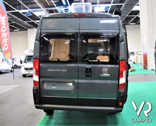 Carado Vlow 540: camper furgonato nuovo con letto matrimoniale trasversale in coda, garage e generosi vani di stivaggio. Su meccanica Fiat Ducato 140