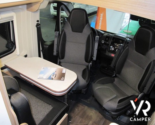 Carado Vlow 540: camper furgonato nuovo con letto matrimoniale trasversale in coda, garage e generosi vani di stivaggio. Su meccanica Fiat Ducato 140