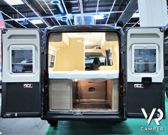 Carado Vlow 540: camper furgonato nuovo con letto matrimoniale trasversale in coda, garage e generosi vani di stivaggio. Su meccanica Fiat Ducato 140