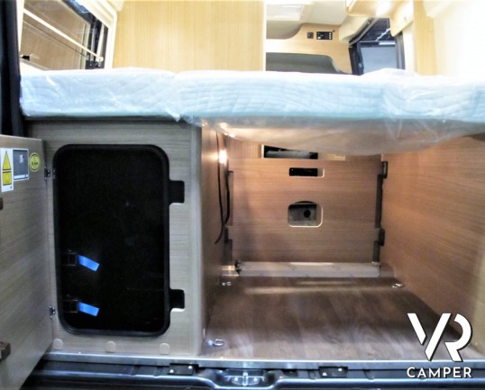 Carado Vlow 540: camper furgonato nuovo con letto matrimoniale trasversale in coda, garage e generosi vani di stivaggio. Su meccanica Fiat Ducato 140