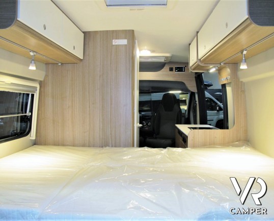 Carado Vlow 540: camper furgonato nuovo con letto matrimoniale trasversale in coda, garage e generosi vani di stivaggio. Su meccanica Fiat Ducato 140